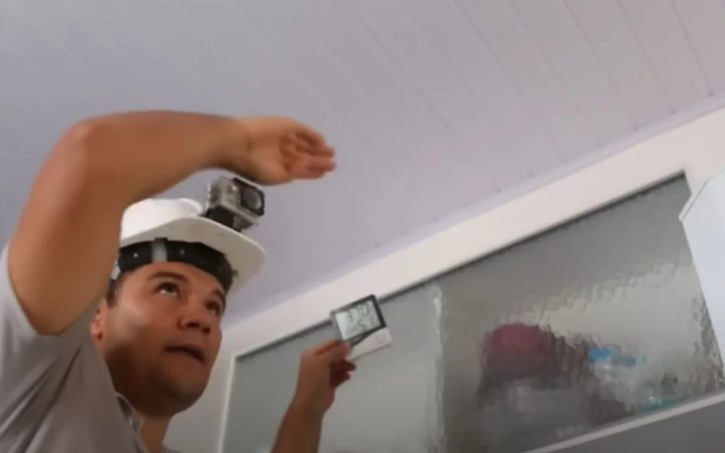 Pedreiro genial usa, na verdade, um rebaixamento no teto, mas com um "pulo do gato"