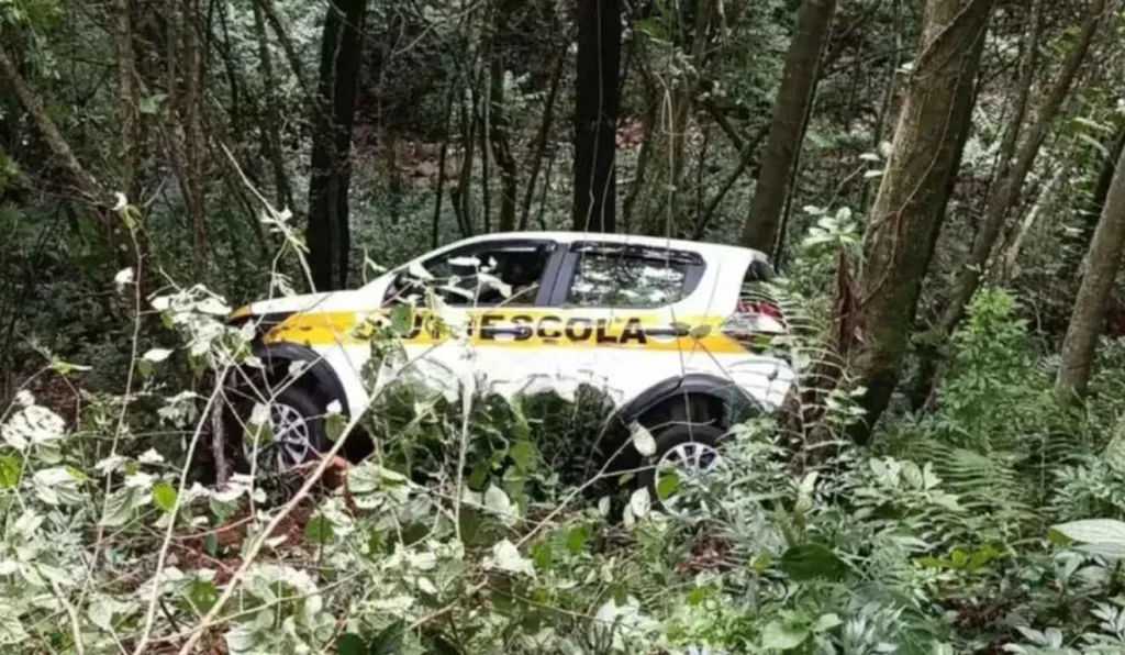 carro de autoescola que foi roubado no meio do matagal