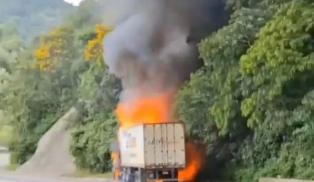 caminhão pega fogo na br-376 em guaratuba