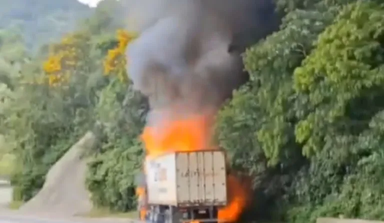 caminhão pega fogo na br-376 em guaratuba