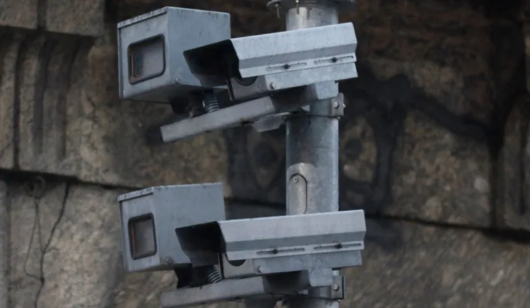 Dois equipamentos de radar fixo.