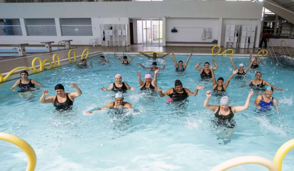 Alunos na piscina de hidroginástica.