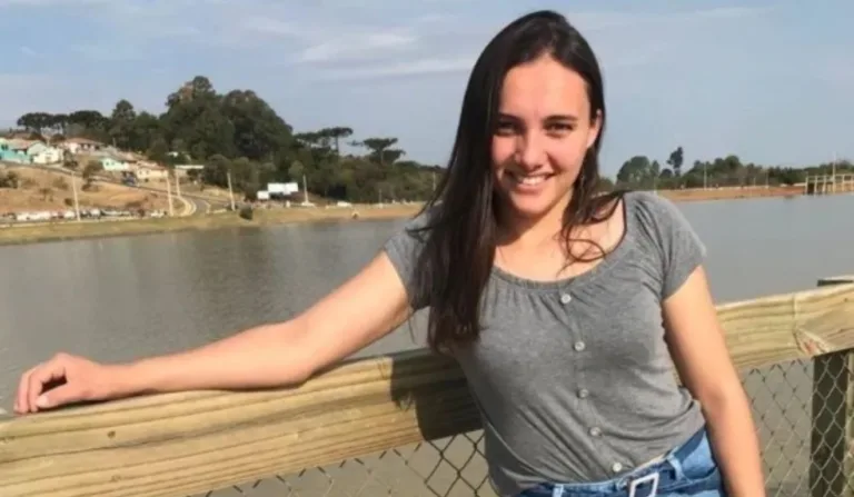 Mulher sorrindo em foto