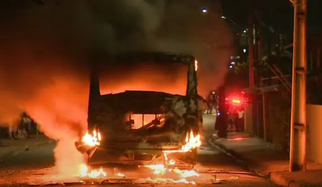Ônibus incendiado em Londrina.