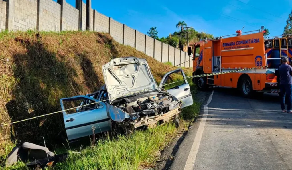 Mulher morreu após carro capotar em Rio Branco do Sul.