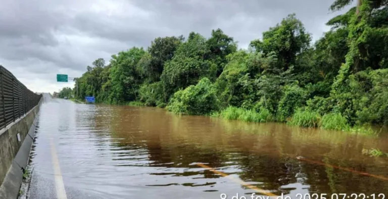 Chuvas no litoral do Paraná interditam rodovias e causam quedas de barreiras