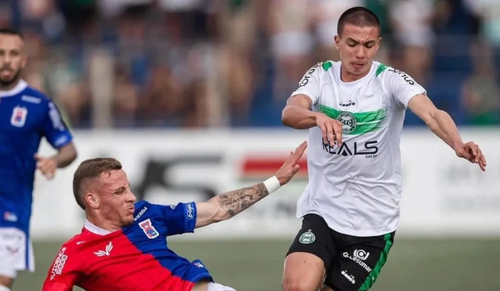 Jogadores em disputa de bola