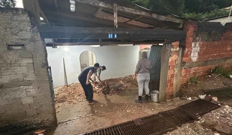 Casa sem nada após chuva