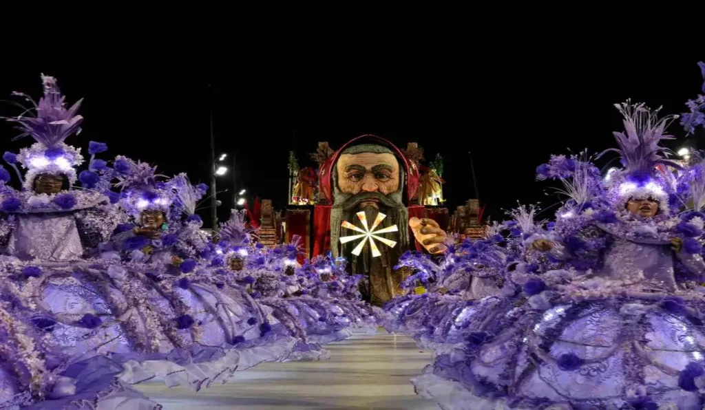 Carro alegórico roxo