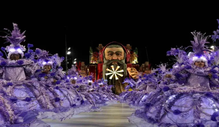 Carro alegórico roxo