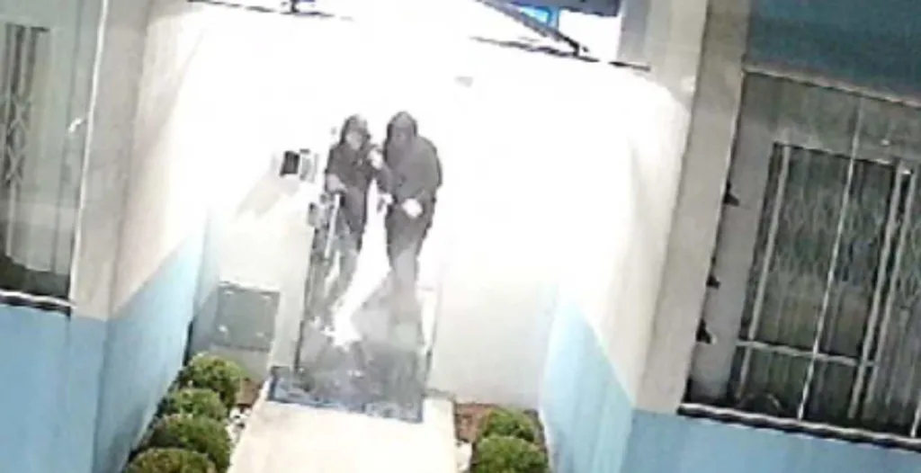 Imagem das câmeras de segurança mostra suspeitos entrando no condomínio antes do assassinato do casal em Curitiba