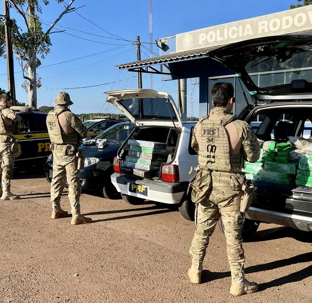 Agentes da PRF, após apreensão de haxixe ice e maconha em Lindoeste, no Paraná.