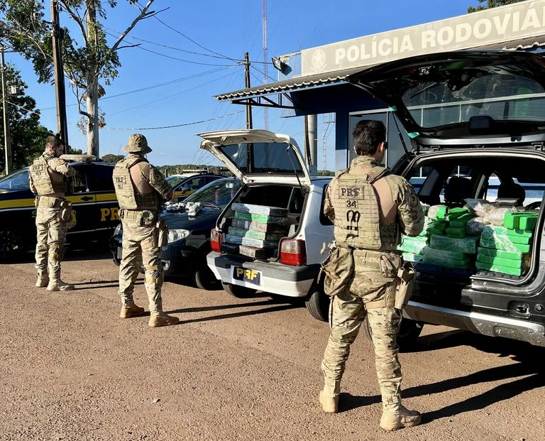 Agentes da PRF, após apreensão de haxixe ice e maconha em Lindoeste, no Paraná.