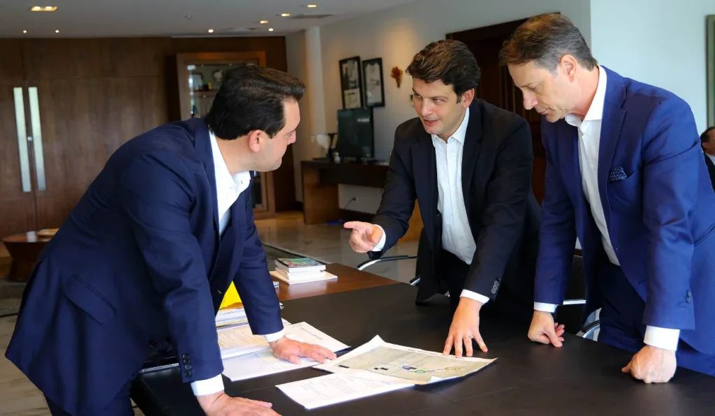 Claudio Stabile (a direita) deve deixar secretaria para assumir a Fomento Paraná