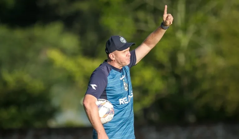 Mozart comanda treino do Coritiba