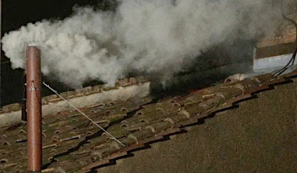 fumaça branca anuncia escolha do papa