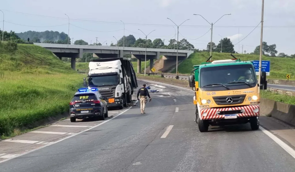 Acidente na BR-116 e pista bloqueada