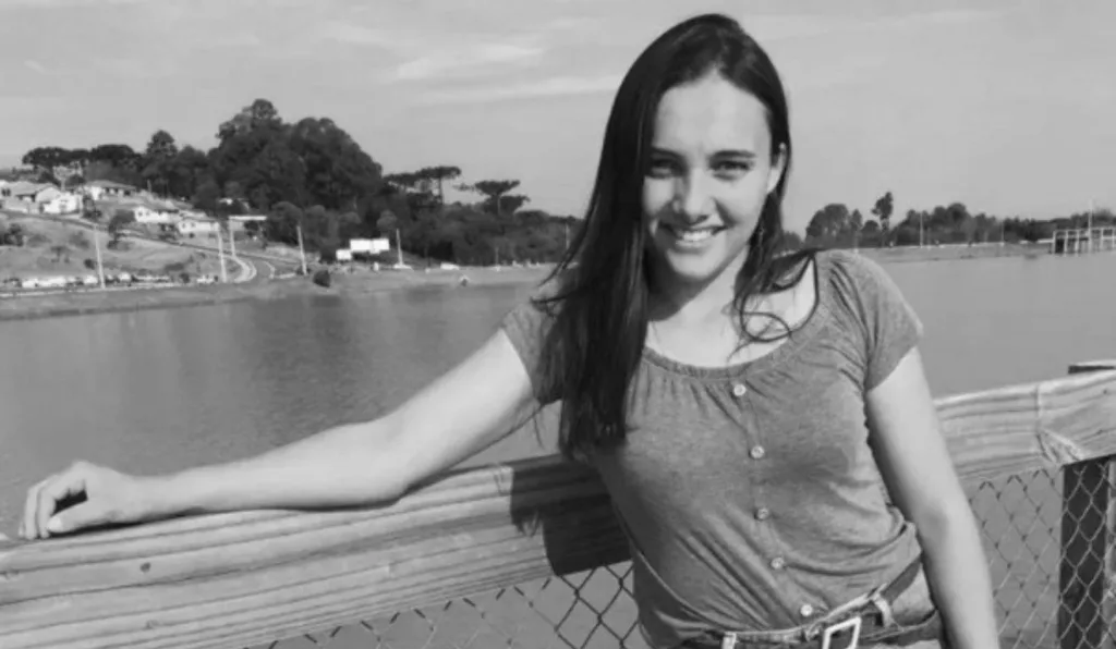 Mulher sorrindo em foto