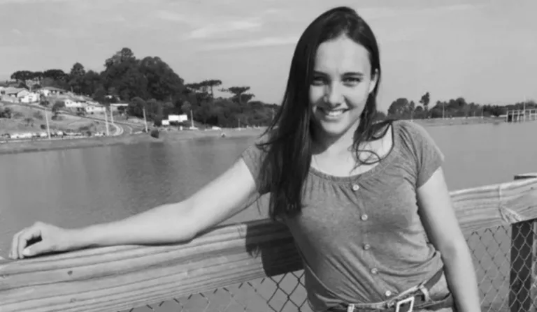 Mulher sorrindo em foto