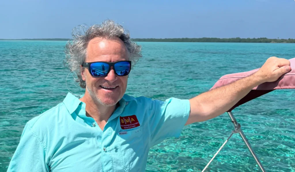 Imagem de Boris Mannsfeld em seu barco.
