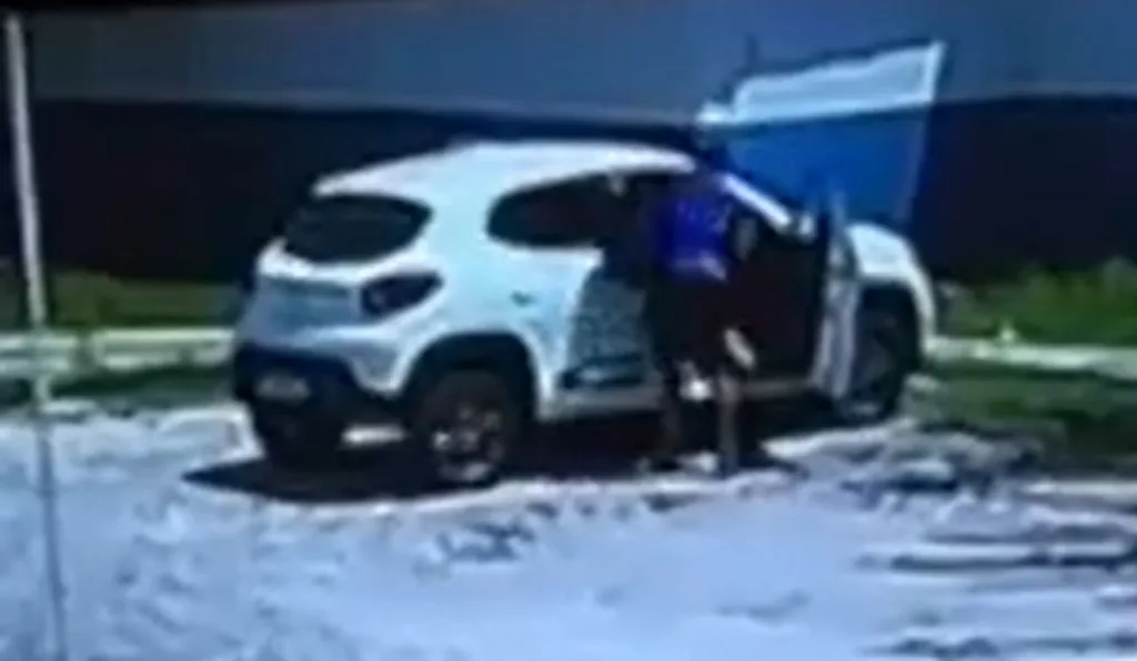 homens sequestrando jovem na saída da igreja