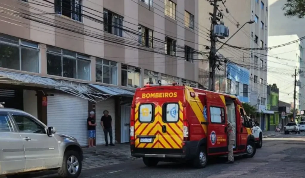 Mulher cai enquanto limpava janela de prédio em Curitiba; queda foi de 18 metros