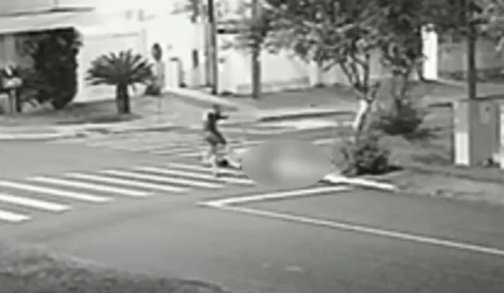 Jovem é espancado e morre no meio da rua no PR; veja ao vídeo