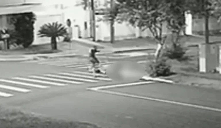 Jovem é espancado e morre no meio da rua no PR; veja ao vídeo