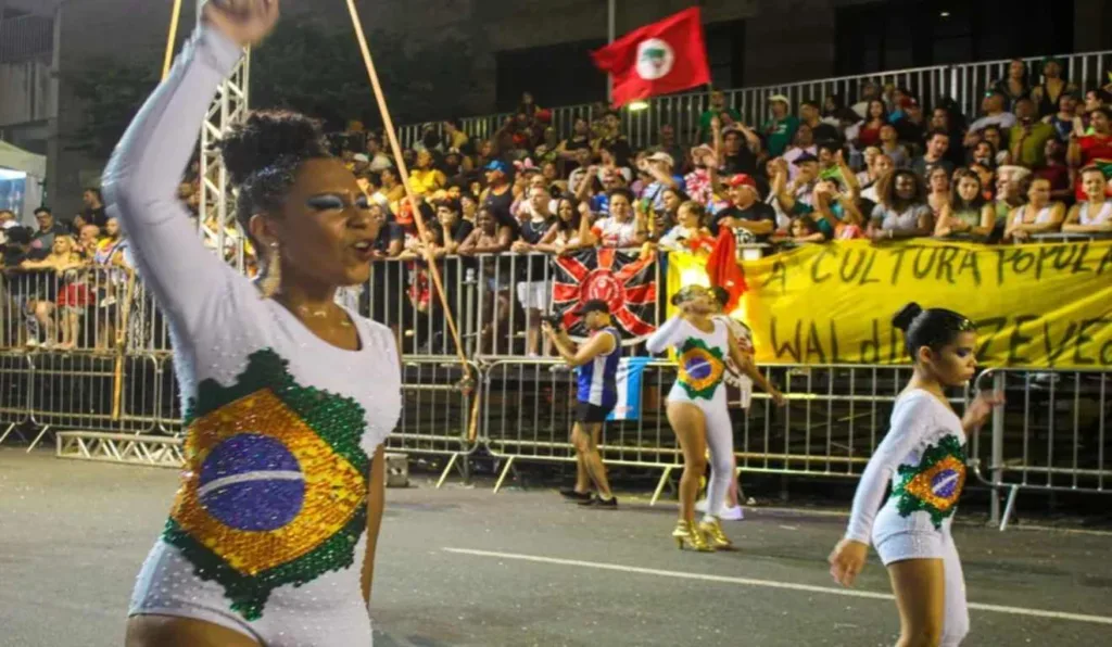 Mulheres da escola de samba Leões da Mocidade em desfile na capital paranaense.