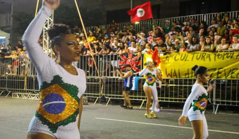 Mulheres da escola de samba Leões da Mocidade em desfile na capital paranaense.