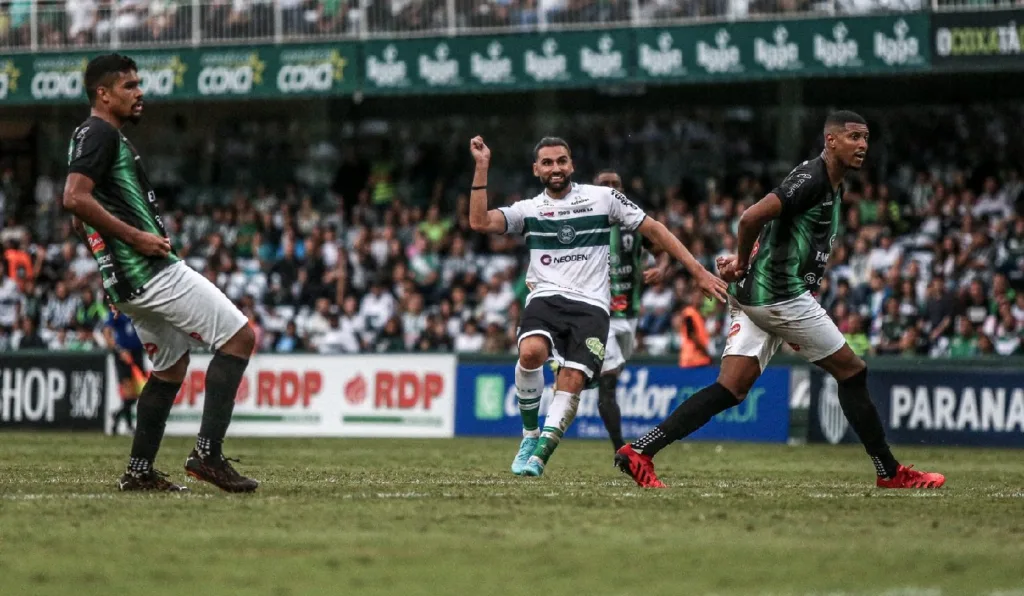 Lance de Coritiba x Maringá, na final do Paranaense de 2022
