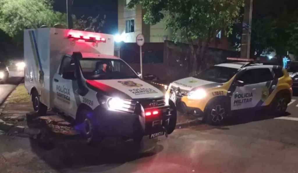 Uma viatura da PM e do IML em frente a condomínio onde feto foi encontrado.