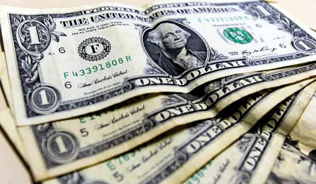 Variação no preço do dólar afeta a economia dos brasileiros