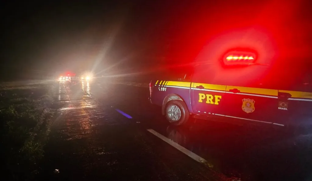 Viatura da PRF no local da morte de motociclista na BR-277, em Paranaguá