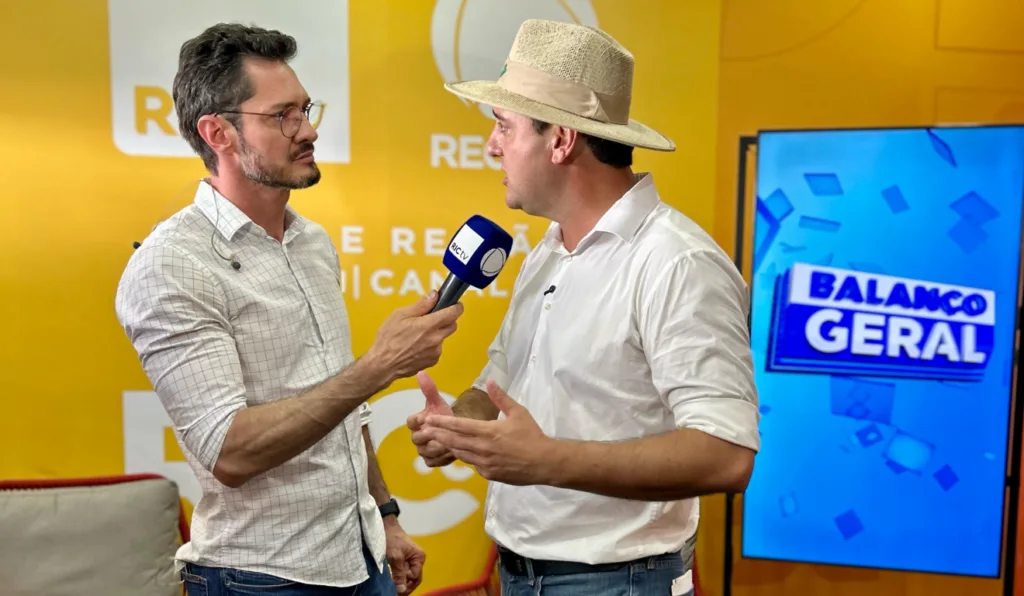 ratinho junior dando entrevista no show rural coopavel