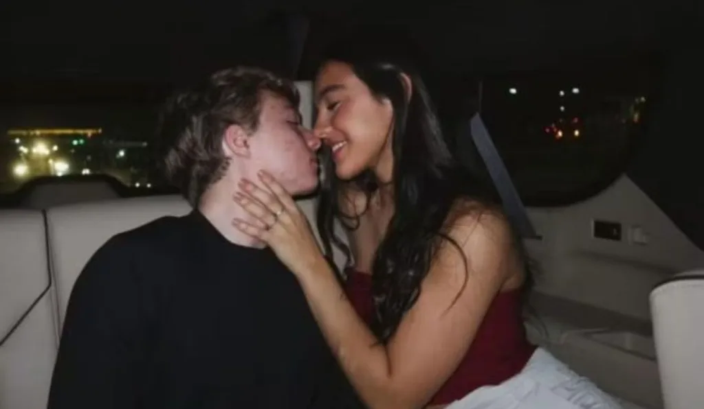 filho de angelica com a namorada no carro