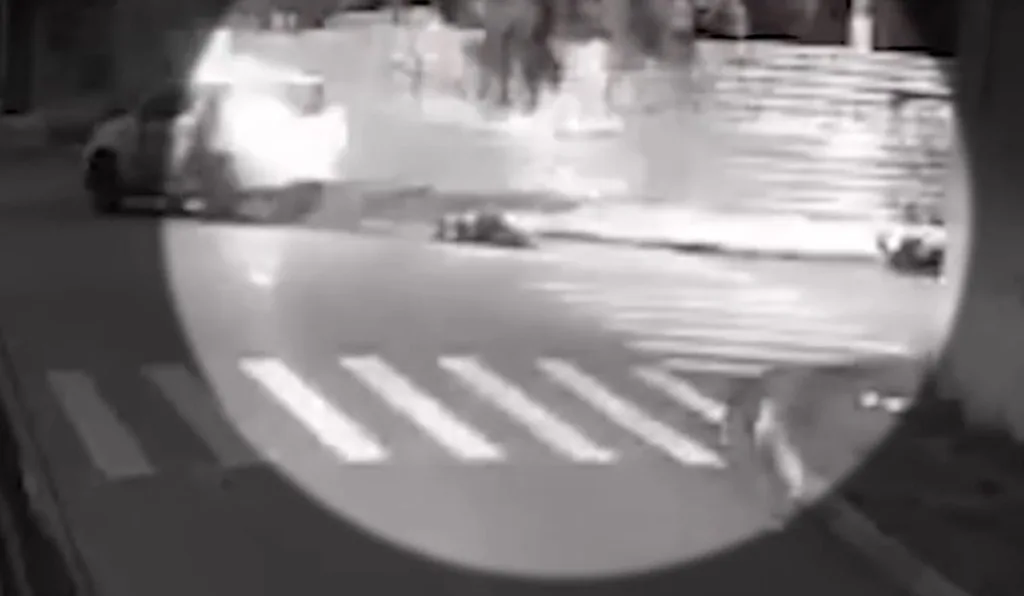 mulher grávida sendo atropelada por viatura