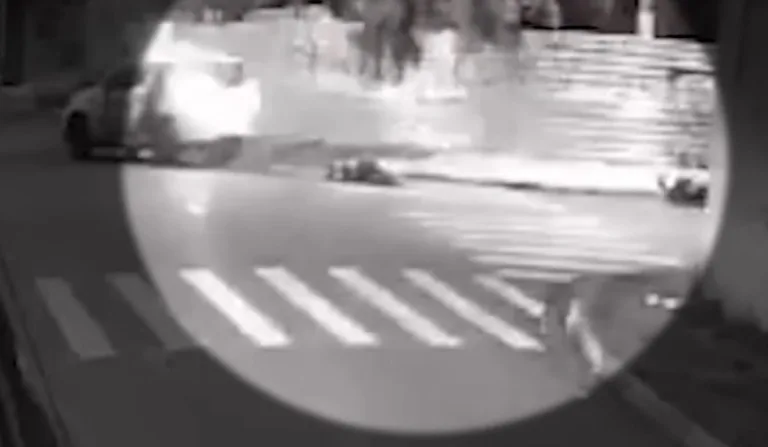 mulher grávida sendo atropelada por viatura