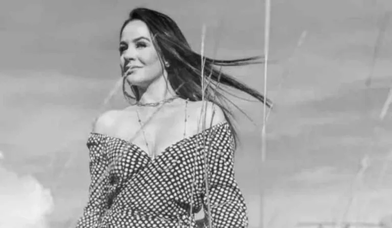 Mulher com o cabelo voando