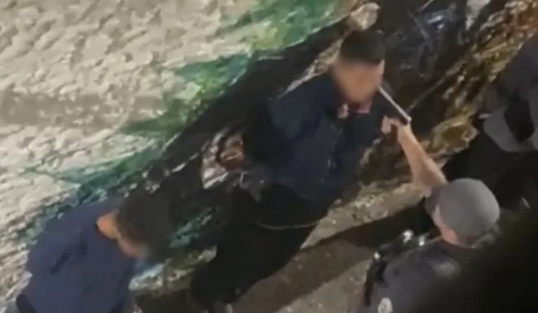Policial é filmado apontando arma para rosto de jovem