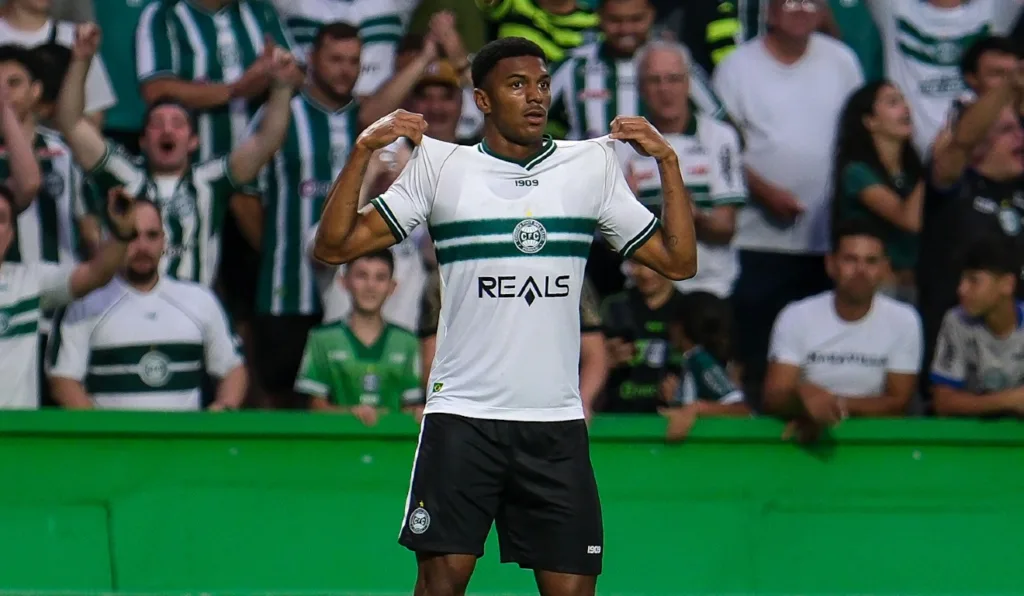 Brandão comemora gol pelo Coritiba