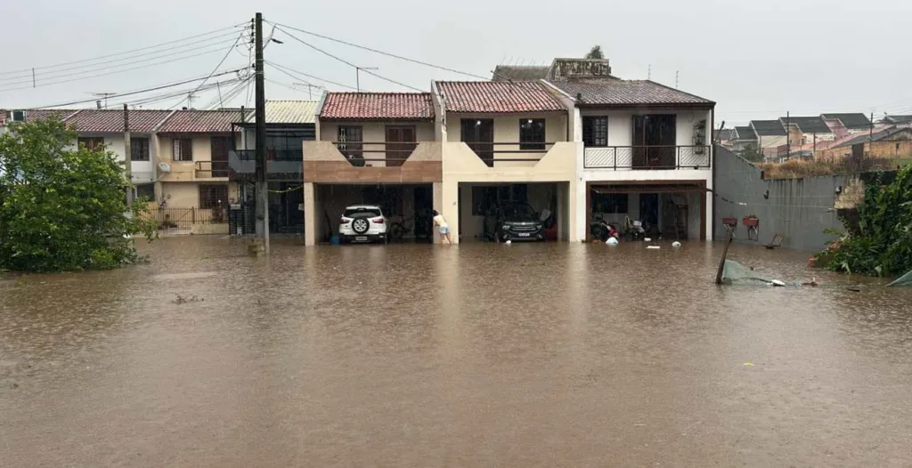 Casas foram invadidas pela água e um muro desabou no Xaxim. Moradores perderam móveis e eletrônicos com os alagamentos por causa da chuva