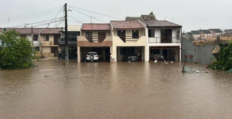 Casas foram invadidas pela água e um muro desabou no Xaxim. Moradores perderam móveis e eletrônicos com os alagamentos por causa da chuva