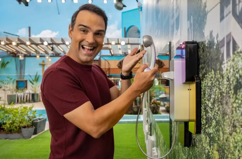 Tadeu Schmidt ao lado do Big Fone do BBB 25 (Imagem: Fabio Rocha / Globo)