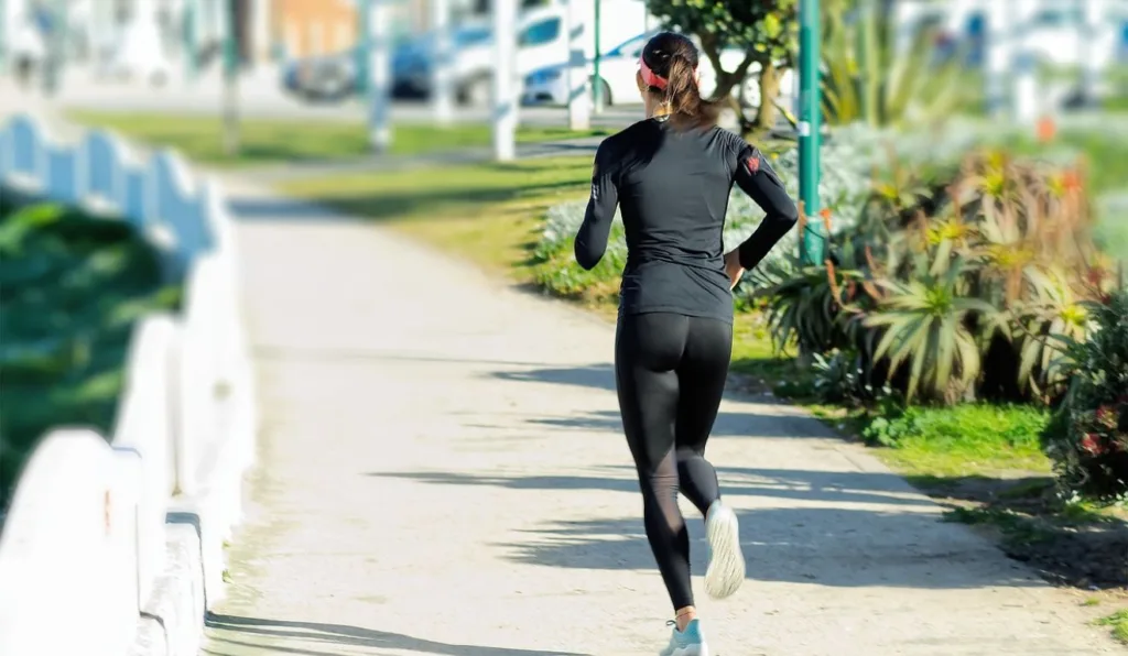 mulher correndo em um parque