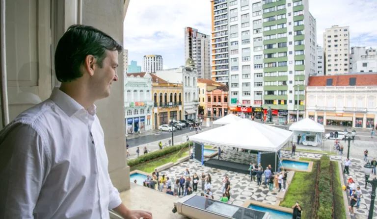 Eduardo Pimentel, prefeito de Curitiba, observa a Praça Generoso Marques