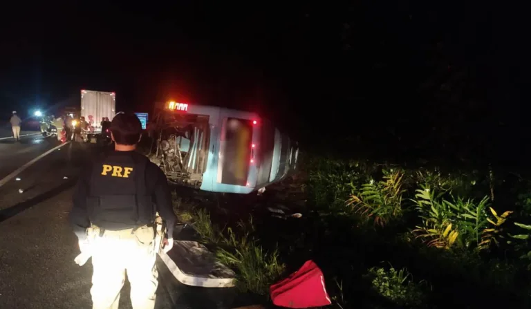 Acidente entre ônibus e caminhão na BR-376 é destaque no RIC Notícias Manhã