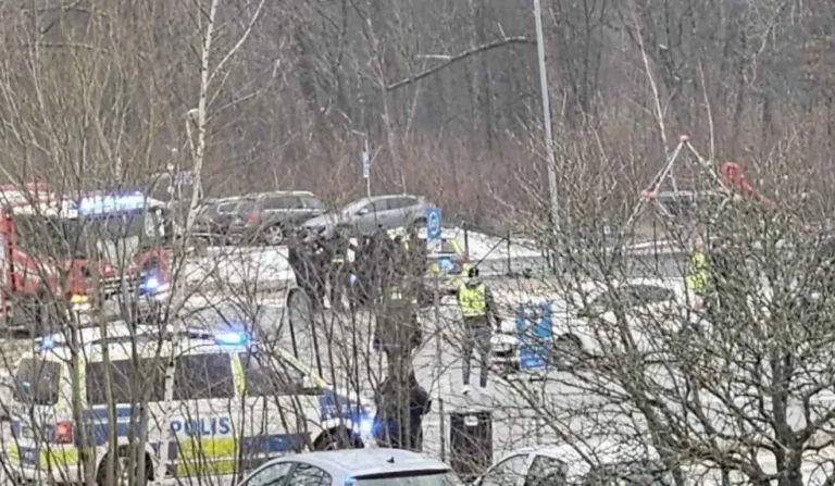policiais ao redor de escola envovlida no tiroteio