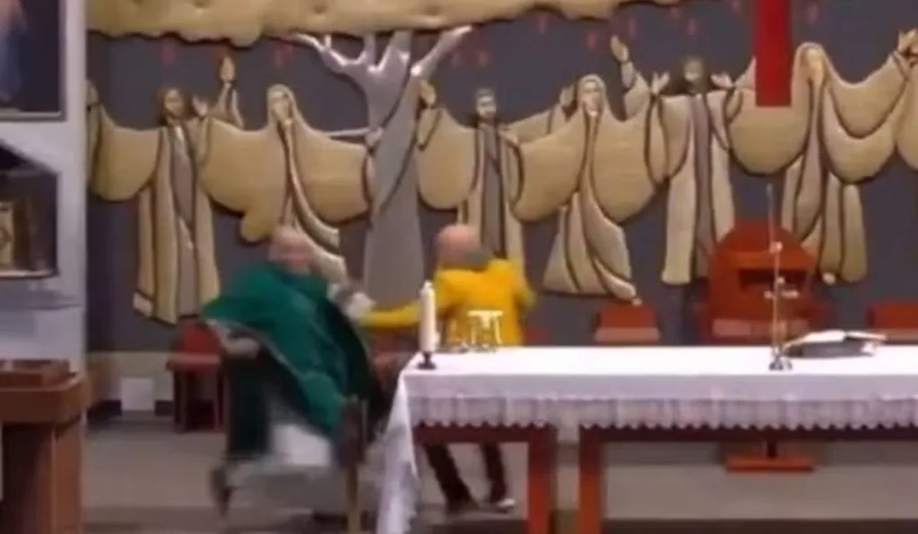 Homem invade altar e ataca padre com faca durante missa; vídeo