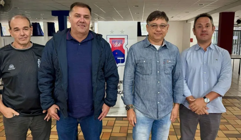 Alessandro Kishino (vice-presidente do Paraná e na extrema-direita da foto), pediu renúncia do cargo